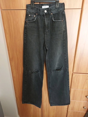 Pullandbear jeans size 32 with rips like new, faded black