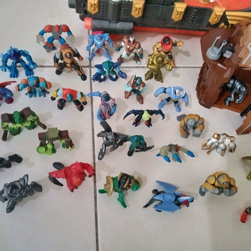 Gormiti large set with 35 figures, Iskador ship-fortress and rock castle like new