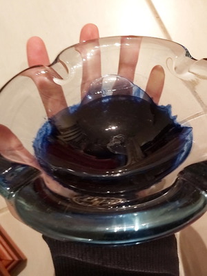 Κρυστάλλινο σταχτοδοχείο με όμορφο χρώμα