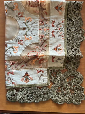 Table linen set new with tablerunner and 2 napkins