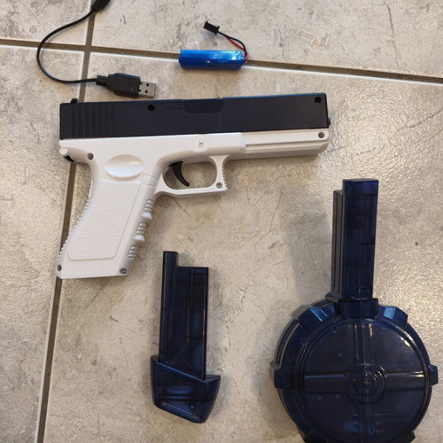 Electric Waterpistol with Rechargeable Battery and Two Magazines