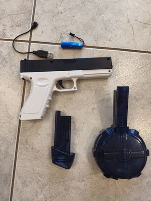 Electric Waterpistol with Rechargeable Battery and Two Magazines