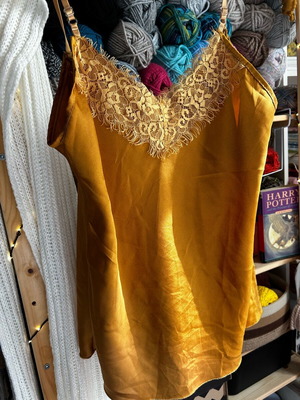 Lingerie top like new, mustard with lace, size M