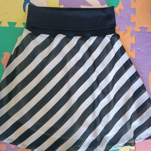 Zara medium skirt like new, elastic, black and white