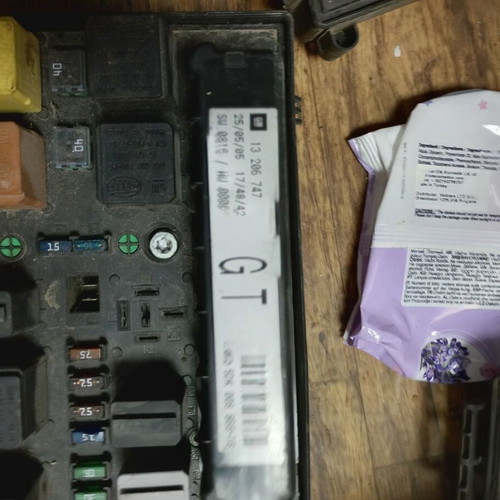 Opel fuse box Astra H, Zafira, 13206747 GT