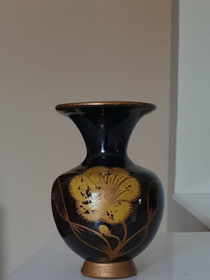 Βάζο vintage από μαύρη πορσελάνη με επίχρυσο σχέδιο μεταχειρισμένο