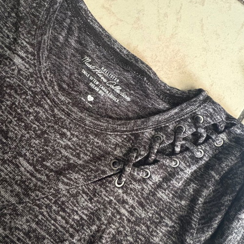 Set of two women's Adidas and Hollister t-shirts XS like new