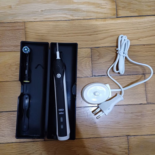 Electric Toothbrush with 4 Replacement Heads like new