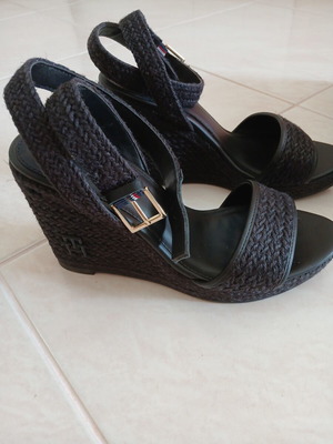 Tommy Hilfiger women's platform sandals size 39 like new black