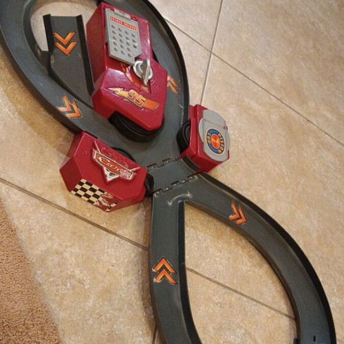 Cars Speedway track used, genuine, works with 3 C batteries