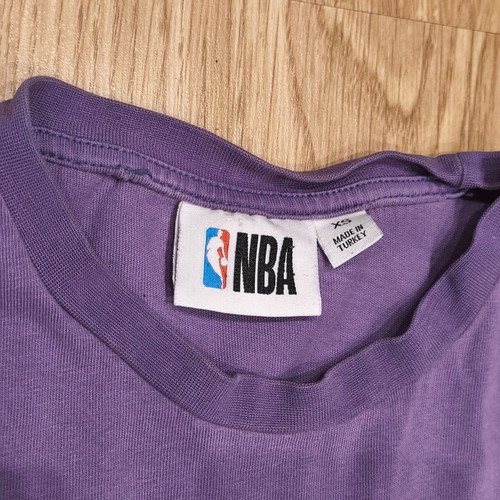 NBA Los Angeles Lakers LeBron James #6 graphic t-shirt used, purple XS