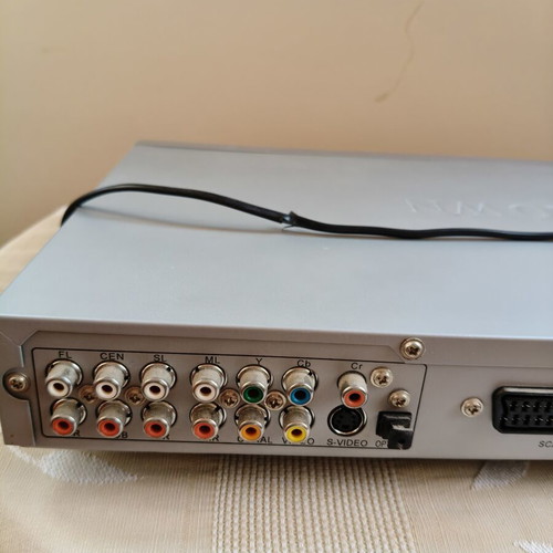 Crown DVD Player DVD-2818 like new, silver, karaoke compatible