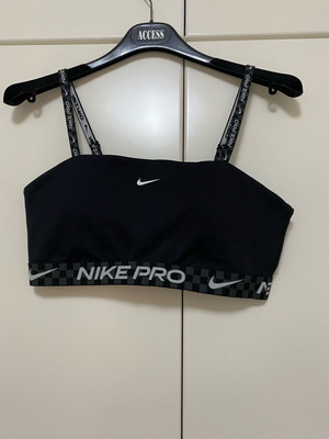 Nike sports bra like new, size M, black