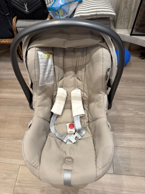 Inglesina Baby Car Seat like new with Dooky cover, beige