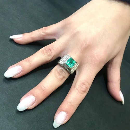 18k ring with emerald and brilliant diamonds, exclusive collection, new