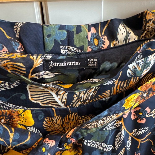 Stradivarius satin floral pants used, size 38, blue