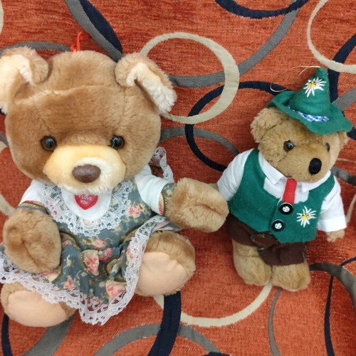 Two plush teddy bears like new, soft and clean