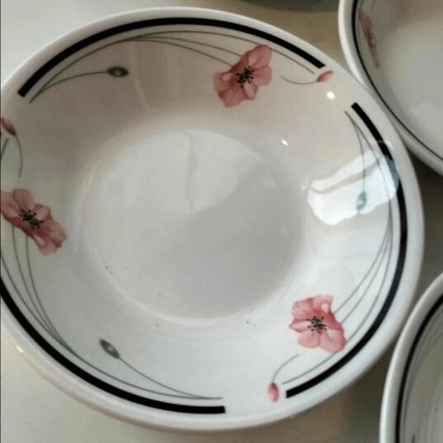 Johnson Brothers salad bowl and 4 sauce dishes set like new