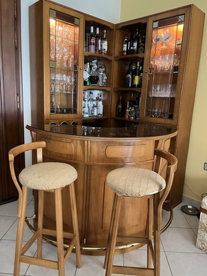 Luxury Bar Set 3 Pieces with 2 Showcases, Lighting, Counter & 2 Stools Like New