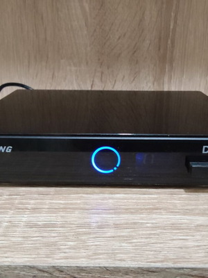 Strong SRT 2401 4K UHD dual DVB-S2 DVB-T2 DVB-C combo receiver, like new