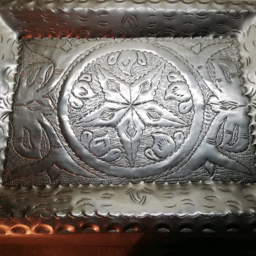 Decorations from Algeria used, decorative plate and vessel