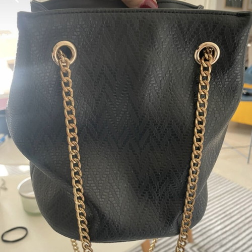 Black shoulder bag like new with chain