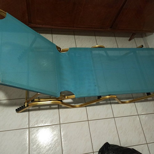 Professional beach lounger in blue like new