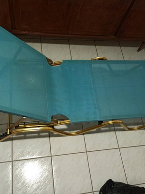 Professional beach lounger in blue like new
