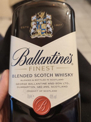 Ballantine's Finest Blended Scotch Whisky new with metal collectible case
