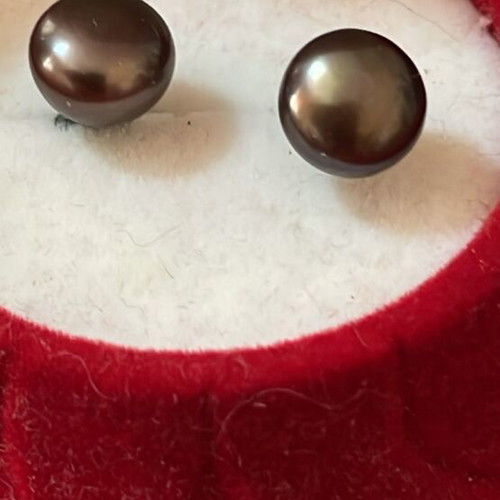 Earrings with black pearls new by Abrams & Chronicle Books