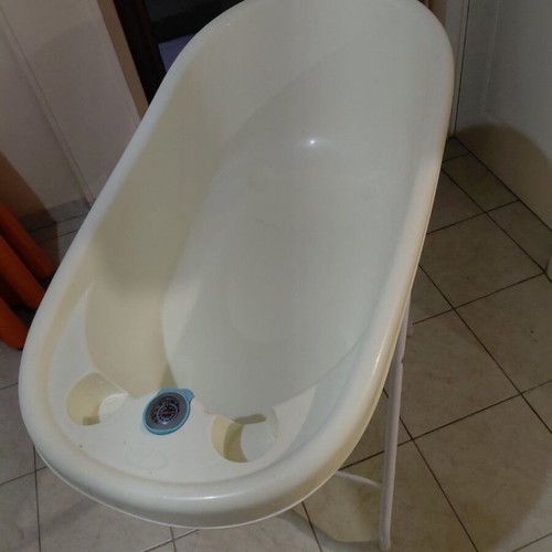 Cangaroo baby bath like new with detachable stand and thermometer