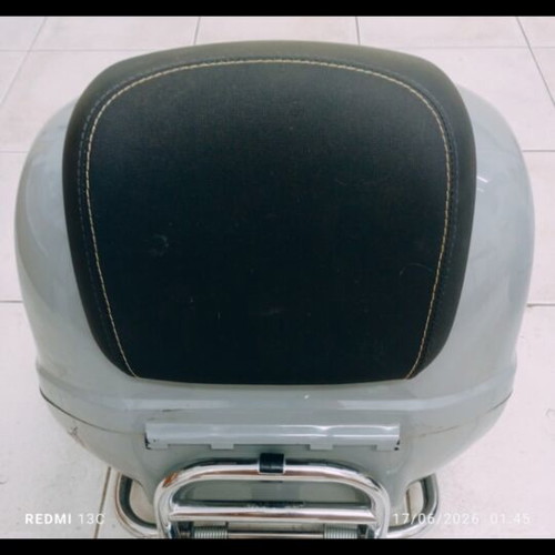 Vespa 36L luggage set like new with genuine folding chrome rack