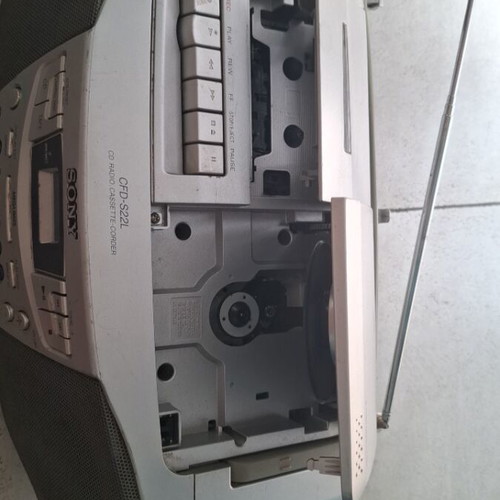 Sony CFD-S22L boombox used, radio only works
