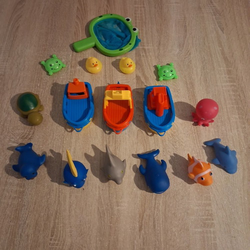 Baby bath toys pack of 16, like new, water squirting animals