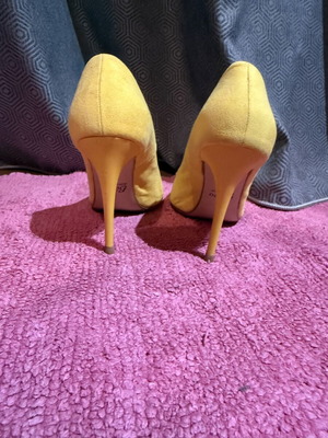 Yellow pumps like new, size 37