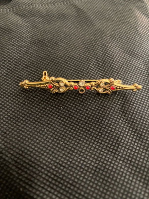 Gold pin with rhinestones used, in very good condition