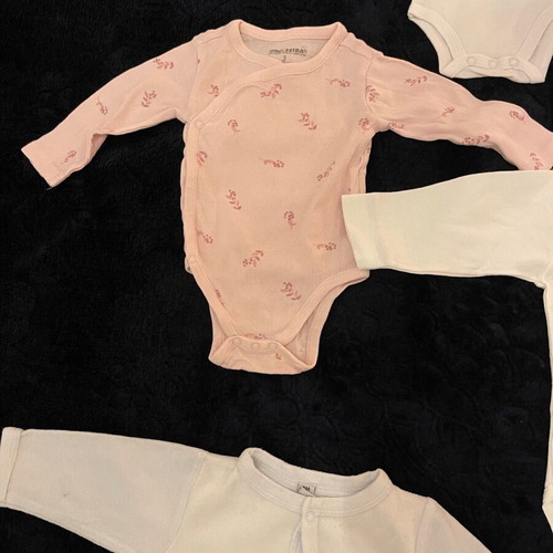 Baby bodysuits and rompers used, pack of 7 for 1-3 months old