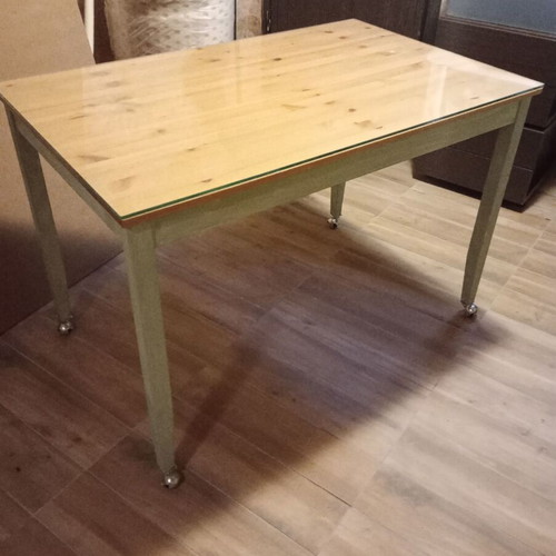 IKEA table like new with wheels and protective glass top