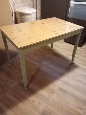 IKEA table like new with wheels and protective glass top