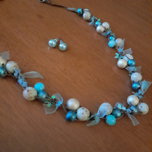 Short necklace and earrings like new in turquoise and white