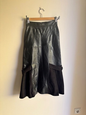 Leather skirt small size like new, black