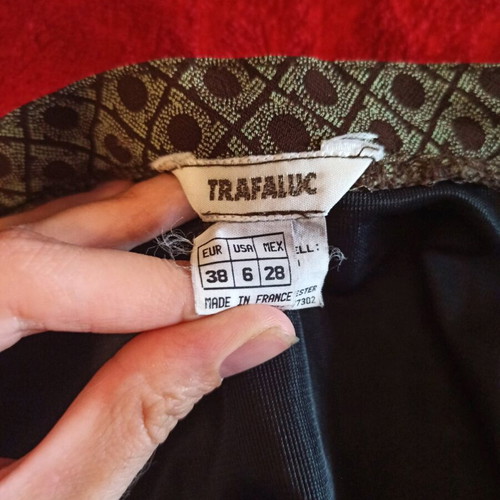 Trafaluc skirt like new with unique patterns, size XS-S, brown and green