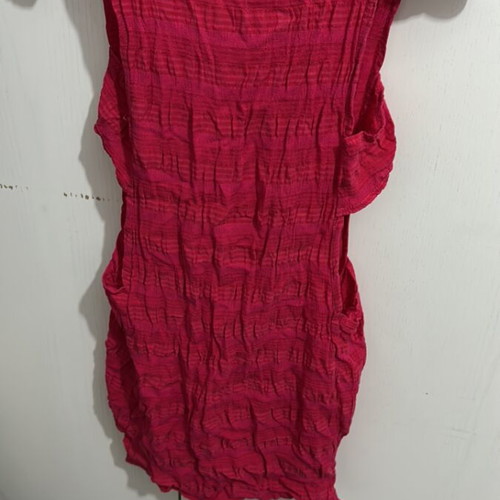 T-shirt used, red and pink