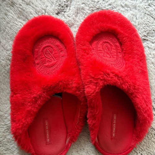 Victoria’s Secret faux fur slippers cherry red size 38-39 like new