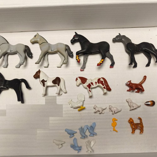 LOT ANIMALS AND OTHER PLAYMOBIL