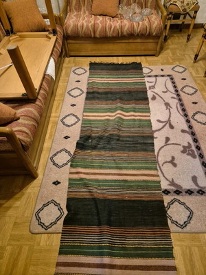 Hallway rug like new, dark green with fringes