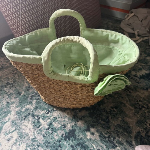 Straw handbag used with green details and flower decoration