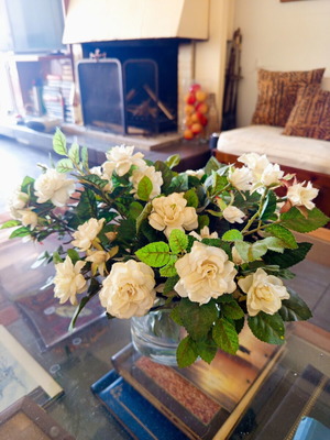 Vase with artificial flower arrangement like new