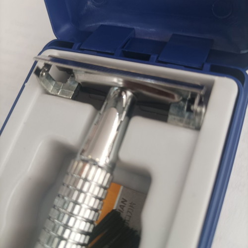 Ξυράφι ασφαλείας καινούργιο με θήκη