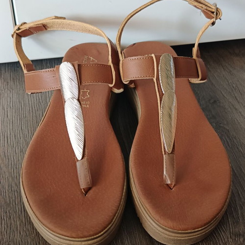 Amelia leather sandals size 39 like new, tan with gold details